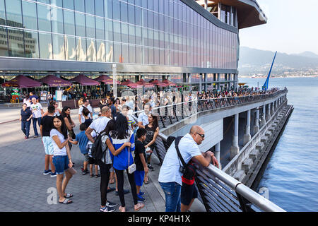 Vancouver, Kanada - 29. August 2017: Warteschlange von Frauen rund drei Stunden Warten in der Leitung zur Aritzia Lager grosse Verkauf in Vancouver eingeben Stockfoto