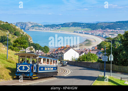 Llandudno wales Llandudno Blick auf die Bucht von Llandudno mit der Straßenbahn der großen Orme-Straßenbahn, die die große Orme Landzunge gwynedd Wales UK hinauffährt Stockfoto