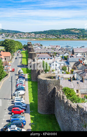 North Wales conway North Wales Conwy in Wales Blick auf Stadt und Fluss Conwy Conwy Estuary von den Burgmauern von Conwy Castle wall Zinnen uk Stockfoto