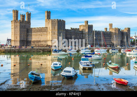 Caernarfon Castle wales caernarfon North wales Caernarfon North wales Caernarfon Bay mit Yachten in Mündung Gwynedd North wales nach uk eu Europa Stockfoto