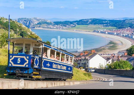 nordwales llandudno wales Llandudno Blick auf die Bucht von Llandudno mit der Straßenbahn der großen Orme-Straßenbahn, die die große Orme-Landzunge gwynedd hinauffährt Stockfoto