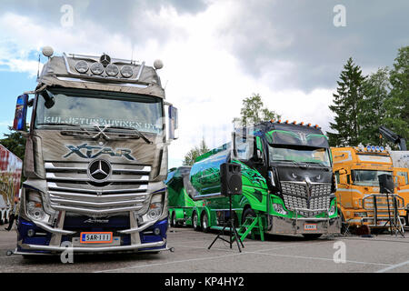 PORVOO, Finnland - 27. Juni 2015: Mercedes-Benz Actros Xtar und Highway Hero des Kuljetus Auvinen am Flußufer Lkw-Tagung 2015 in Porvoo, Finnland. Stockfoto