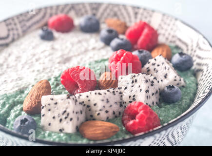 Schüssel Pudding mit Superfoods Stockfoto