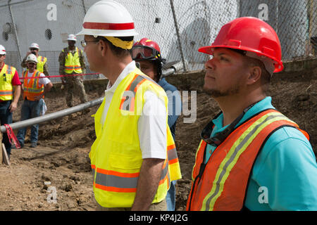 SAN JUAN, Puerto Rico. - Jose Sanchez, der Direktor des Stromnetzes Restaurierung, William Solese, der Bürgermeister von Culebra Tour die beiden neuen 2,2 Mega Watt Generatoren, die Ihnen helfen, die Macht auf der Insel Culebra für 24 Stunden am Tag zur Verfügung. Die Generatoren werden dringend benötigte Energie zu touristischen Culebra der Industrie zur Verfügung stellen, während der netzleitungen aus Puerto Rico repariert sind. Die Unterwasserwelt Stromleitungen wurden beschädigt, wenn hurrikane Irma und Maria Tour durch die Inseln. (U.S. Armee Stockfoto