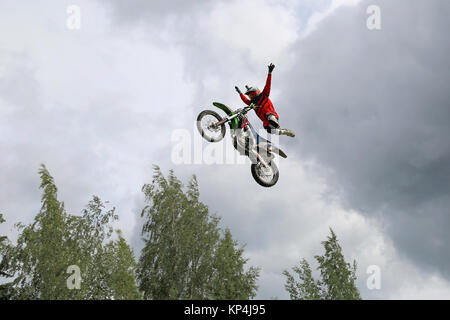 PORVOO, Finnland - 27. JUNI 2015: Freestyle Motocross Show von Joni Hynell&Co am Flußufer Lkw-Tagung 2015 in Porvoo, Finnland. Stockfoto