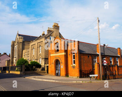 St James den weniger und den St Helen Kirche (1837 erbaut und von Joseph John scoles ausgelegt) und der Kardinal Bourne Institut - Colchester, Essex, England Stockfoto