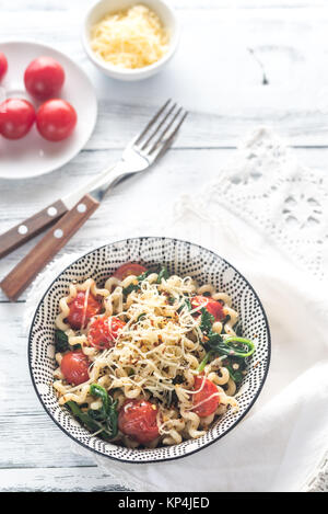 Nudeln mit Spinat und Tomaten Stockfoto