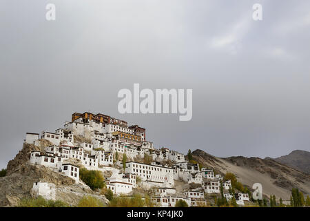 Buddhistisches Kloster in der Landschaft in der Nähe von Leh, Ladakh, Jammu und Kaschmir, Indien. Stockfoto