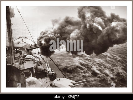 Tirpitz Vintage Weltkrieg 2 1940 WW2 Bild der Deutschen (Bismark-Klasse) Schlachtschiff "Tirpitz" feuern ihre 380 mm Main guns, später von Lancaster Bomber am 12. November 1944 (Tromsø Norwegen irrelevante) Stockfoto