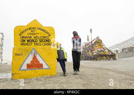 Mutter und Sohn auf einem der höchsten befahrbaren Pass Changla bei Frost, Ladakh, Jammu und Kaschmir, Indien. Stockfoto