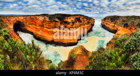 Thunder Cave in der Nähe von Loch Ard Gorge aus Shipwreck Coast auf der Great Ocean Road, Victoria, Australien. Erosion zerklüfteten Kalkfelsen von mächtigen Sou untergraben Stockfoto