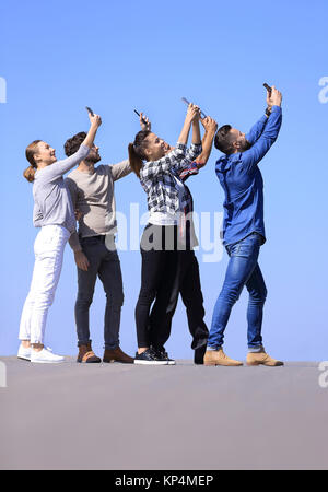 Ansicht der Rückseite. glückliche Freunde auf selfie. Stockfoto
