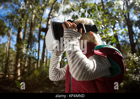 Kleines Mädchen mit Virtual reality Headset im Wald Stockfoto