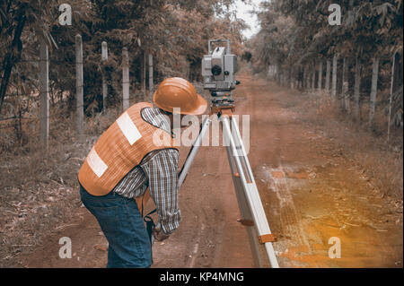 Surveyor oder Ingenieur, Messen von theodoliten auf der Straße in einem Feld. Stockfoto