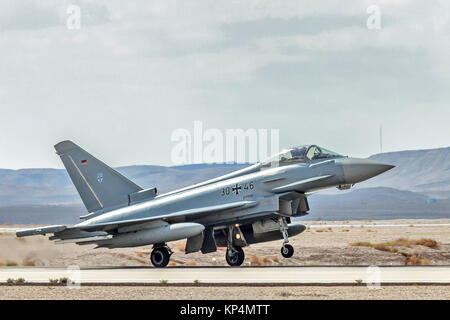 Luftwaffe Eurofighter Typhoon EF 2000 eine zweimotorige, canard - delta wing, multirole Fighter. Bei der "mit der blauen "2017 fotografiert, ein internatio Stockfoto