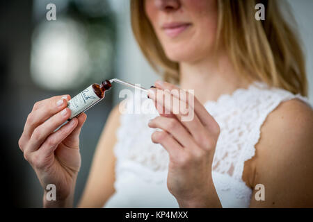 Frau mit Bachs Blüten. Stockfoto