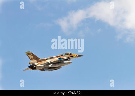 Die israelische Luftwaffe (IAF) General Dynamics F-16D im Flug mit einem blauen Himmel im Hintergrund. Bei der "mit der blauen "2017 fotografiert, eine internationale Antenne tra Stockfoto