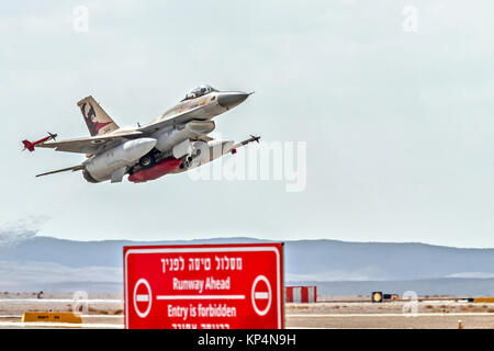 Die israelische Luftwaffe (IAF) General Dynamics F-16D im Flug mit einem blauen Himmel im Hintergrund. Bei der "mit der blauen "2017 fotografiert, eine internationale Antenne tra Stockfoto