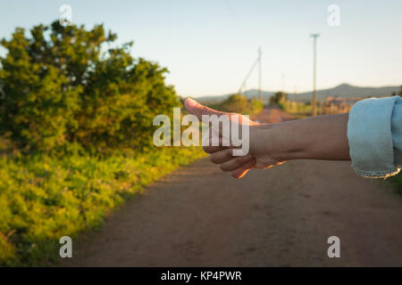 Nahaufnahme der Hand per Anhalter an einem sonnigen Tag Stockfoto