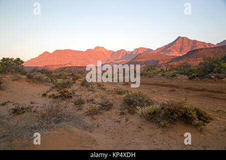 Rote Landschaft mit Sonnenaufgang in damaraland Namibia Stockfoto