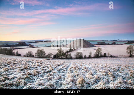 Ein Frostiger Morgen am Silbury Hill in Wiltshire. Stockfoto