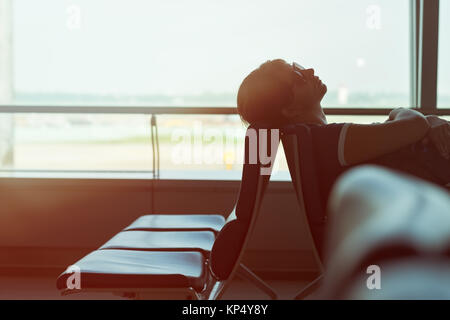 Müde kaukasische Frau schlafen in der Lounge warten auf Flug Stockfoto