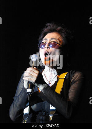 Yoko Ono im Konzert an Pontins, Camber Sands, East Sussex. Diese Leistung war Teil der "alle Parteien von Morgen' Music Festival, 24. April 2005. Stockfoto