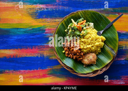 Vegane oder vegetarische Gerichte der Ansicht von oben, heiße scharfe indische Reis in der Schüssel. Gesunde traditionelle östliche lokales Essen ohne Fleisch Stockfoto