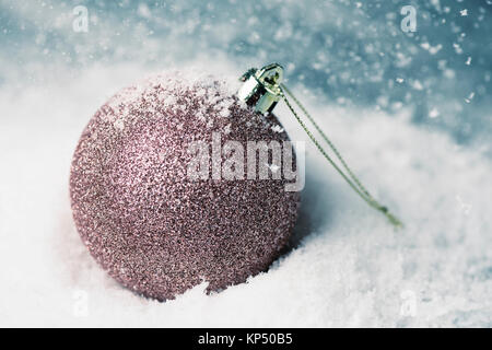 Nahaufnahme eines eleganten christmas Ball auf dem Schnee Stockfoto