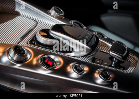 AMSTERDAM - Apr 16, 2015: Interieur Mittelkonsole Mercedes-AMG Sportwagen auf der Amsterdamer AutoRAI 2015 Motor Show. Stockfoto