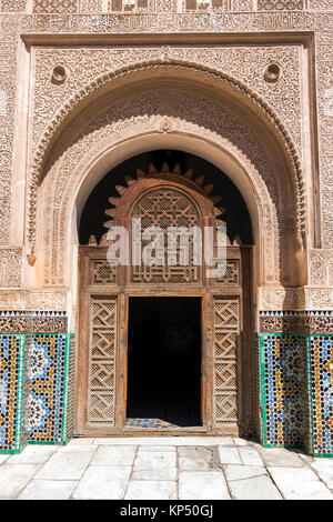 Marrakesch, Marokko - Apr 29, 2016: Tür Eingang im Innenhof des Ben Youssef Madrassa. Ein ehemaliger Islamischen Hochschule in Marrakesch, Marokko. Stockfoto