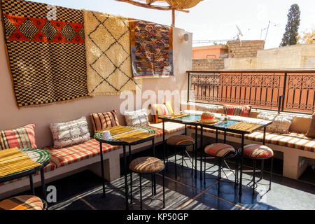 Marrakesch, Marokko - Apr 29, 2016: Aufenthaltsraum Balkon in Marrakesch, Marokko Stockfoto