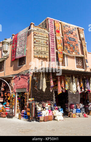 Traditionelle marokkanische Textil für Verkauf in den Souks von Marrakesch, Marokko Stockfoto