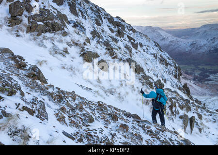 Hill Wanderer Ihren Weg auf den Berg der Hart-crag von hartsop Oben Wie mit Boredale Hause Hinter, Lake District, Cumbria, Großbritannien Stockfoto