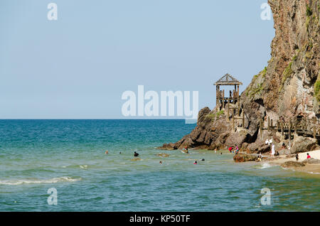 Menschen schwimmen und Spaß an der pantai Bukit keluang, besut, Terengganu, Malaysia Stockfoto