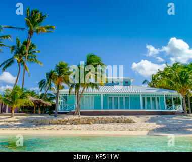 Grand Cayman, Cayman Islands, blauen karibischen Stil erbaute Haus am Strand durch das Karibische Meer, Rum Point Stockfoto