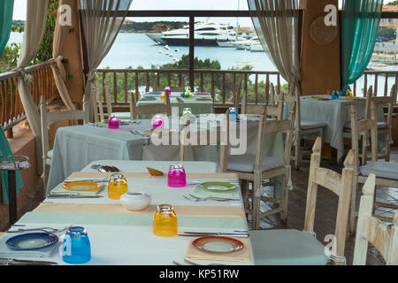 Restaurant mit Blick auf den Hafen von Porto Cervo, Luxus Ziel an der Costa Smeralda, Sardinien, Italien, Mittelmeer, Europa Stockfoto