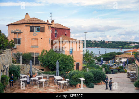 Promenade und typische Häuser in Porto Cervo, Luxus Ziel an der Costa Smeralda, Sardinien, Italien, Mittelmeer, Europa Stockfoto