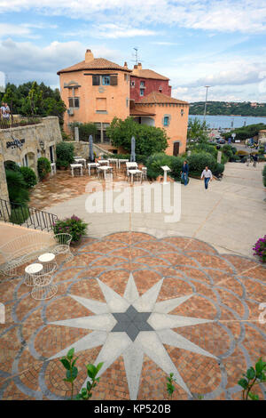 Promenade und typische Häuser in Porto Cervo, Luxus Ziel an der Costa Smeralda, Sardinien, Italien, Mittelmeer, Europa Stockfoto