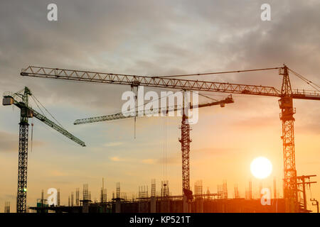 Baukran auf Sonnenuntergang Stockfoto