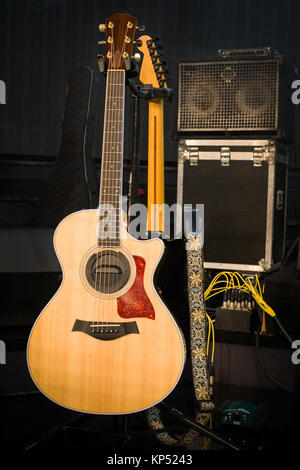 E-Gitarre und klassische Verstärker auf einem dunklen Hintergrund Stockfoto