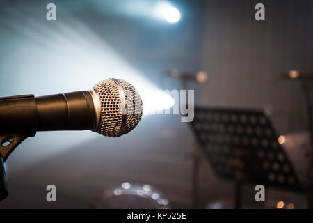 Sound Mikrofon Musik Noten und Studio Leuchten sind bereit Stockfoto