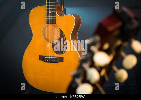 Gitarre Spindelstock mit stimmwirbel detail Makroaufnahme mit klassischer Gitarre Hintergrund Stockfoto