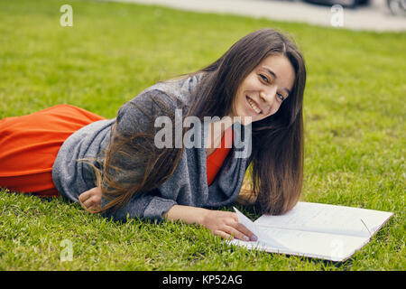 Schöne Frau mit Buch in der Natur Stockfoto