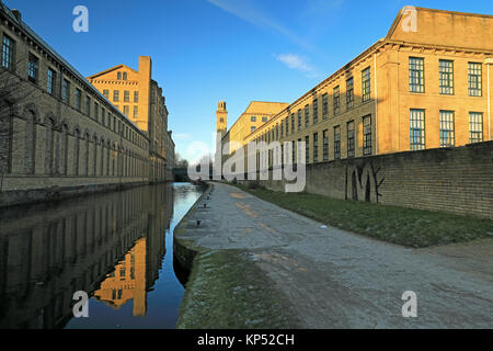 Salze Mühle und der Leeds-Liverpool Canal im UNESCO-Weltkulturerbe von Saltaire, West Yorkshire, UK Stockfoto