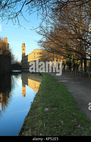 Salze Mühle und der Leeds-Liverpool Canal im UNESCO-Weltkulturerbe von Saltaire, West Yorkshire, UK Stockfoto