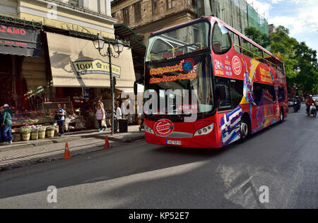 Double Decker Sightseeing Bus vom zentralen Markt, auf Athinas Street im Zentrum von Athen, Griechenland Stockfoto