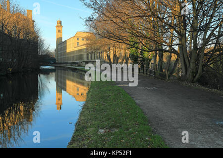 Salze Mühle und der Leeds-Liverpool Canal im UNESCO-Weltkulturerbe von Saltaire, West Yorkshire, UK Stockfoto