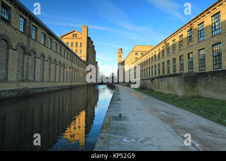 Salze Mühle und der Leeds-Liverpool Canal im UNESCO-Weltkulturerbe von Saltaire, West Yorkshire, UK Stockfoto