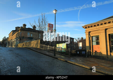 Der Bahnhof Eingang in Saltaire, einem UNESCO-Weltkulturerbe, in Bradford, West Yorkshire, UK Stockfoto